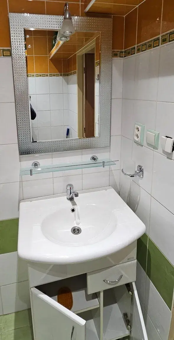 Umývadlo záchod wc zrkadlo batéria