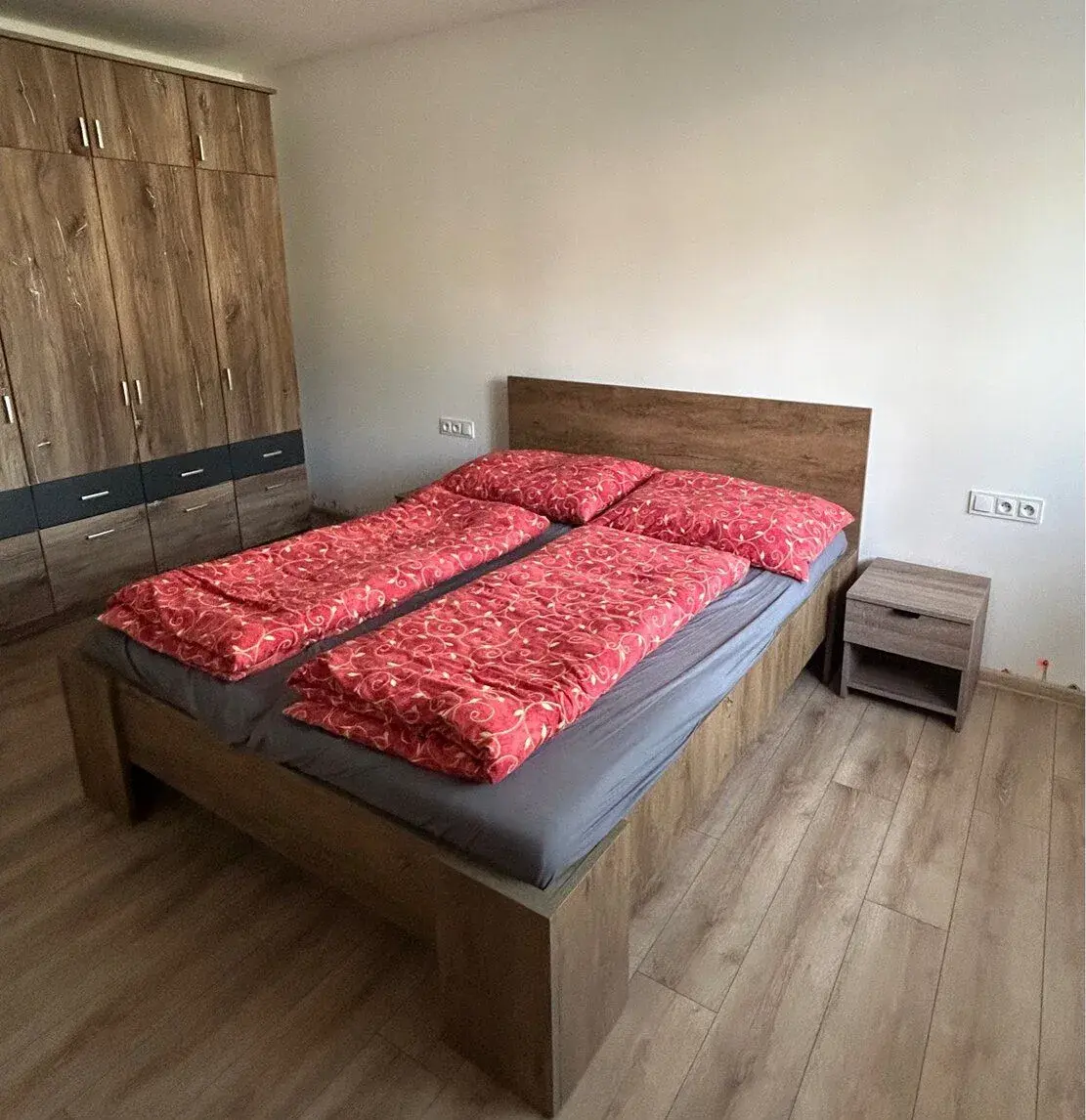Manželská posteľ 160x200 + matrace + 2x nočný stolík