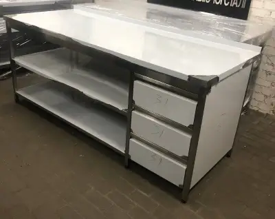 Nerezový pracovný stôl s blokom troch zásuviek a dvoma polic
