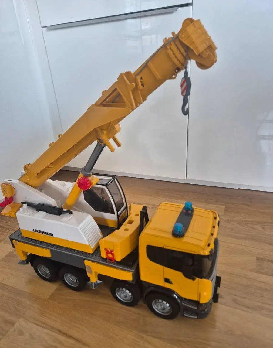 Nakladne auto so zeriavom Bruder