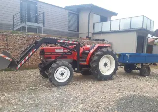 Traktor s čelným nakladačom Shibaura d338