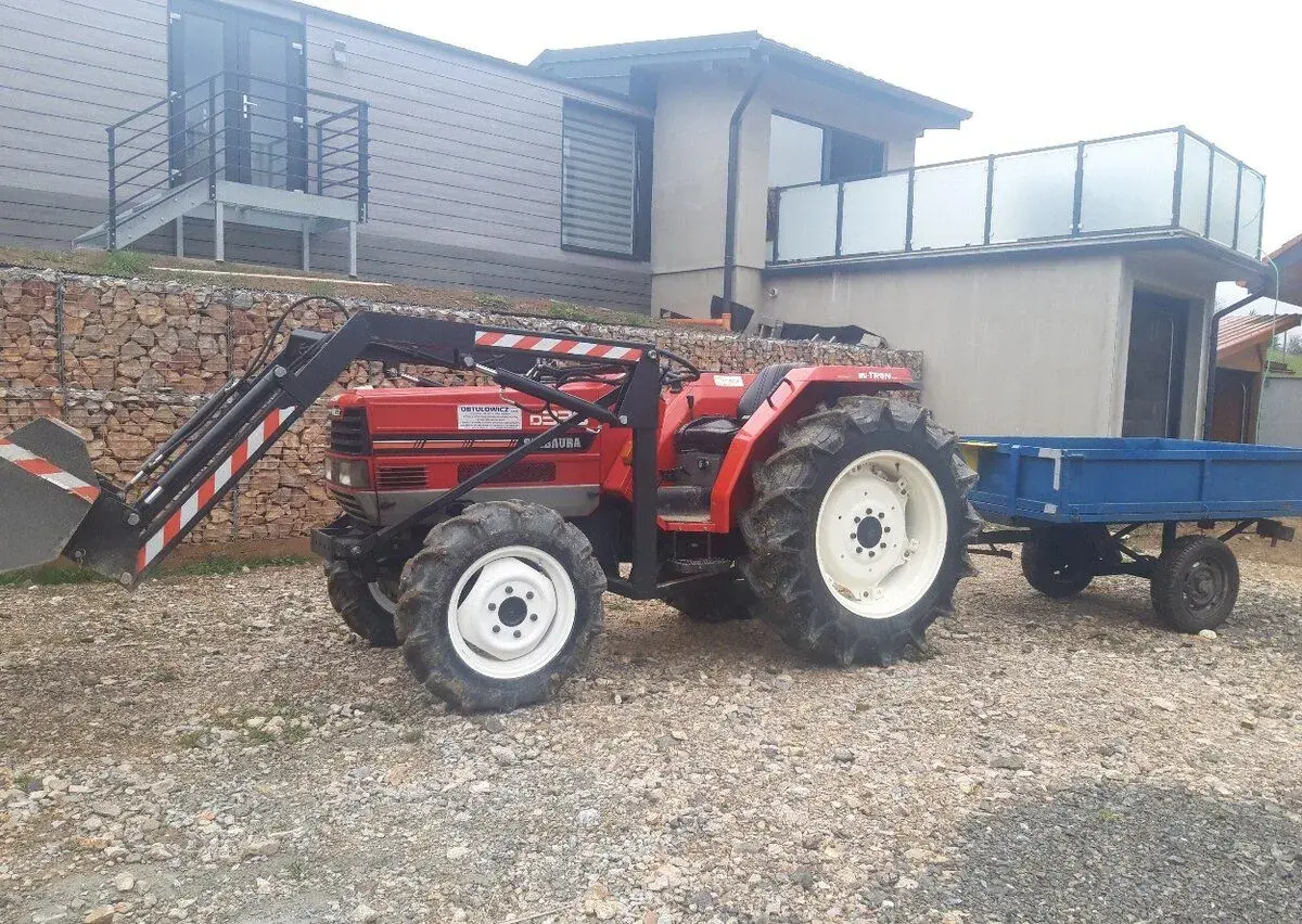 Traktor s čelným nakladačom Shibaura d338