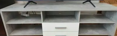 TV stolík vo farbe betón / biela