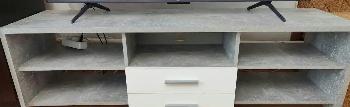 TV stolík vo farbe betón / biela