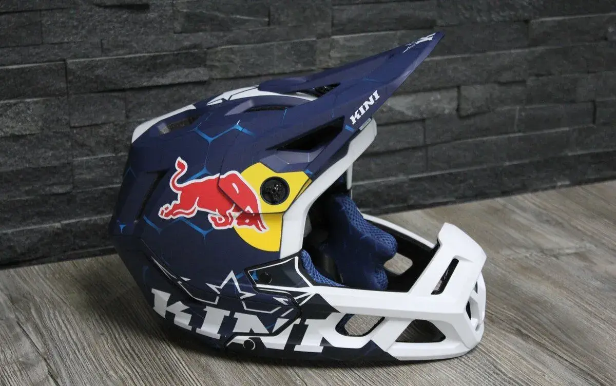 Prilba KINI Red Bull veľkosť L, nepoužitá