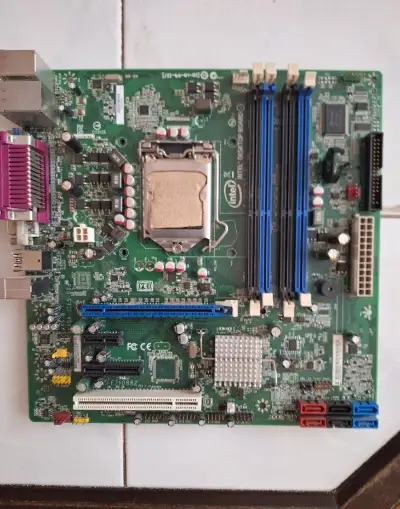 Intel zakldna doska na diely. Funkcna, ale nestabilna.