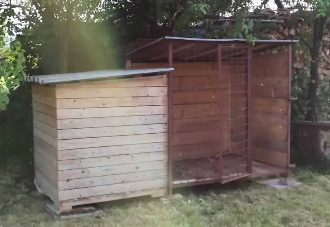 Volieru s externou veľkou búdou