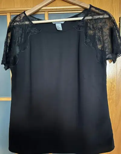 Elegantnú čiernu blúzku