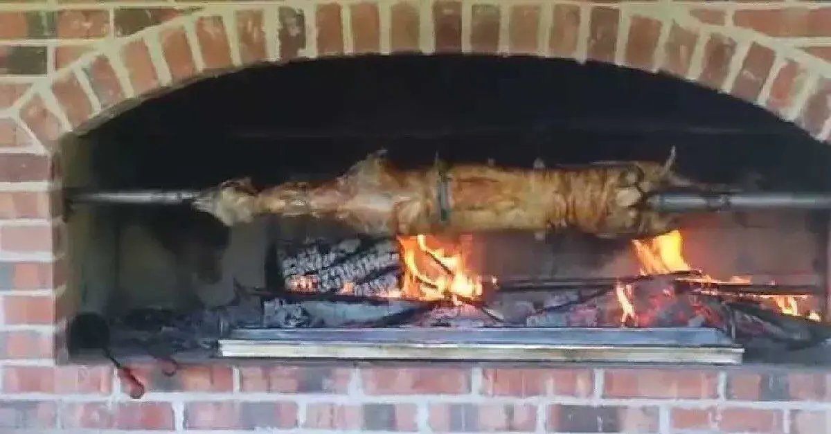 Nový ražeň v peci na grilovane prasa