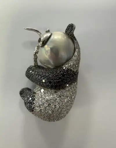 Luxusná zlatá brošňa PANDA 18K – Diamanty a perla (Gino Gard