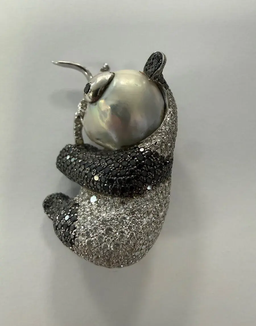 Luxusná zlatá brošňa PANDA 18K – Diamanty a perla (Gino Gard