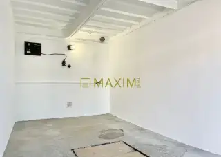 Garáž s nabíjaním pre elektromobil s veľkou montážnou jamou,