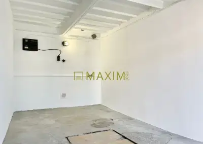 Garáž s nabíjaním pre elektromobil s veľkou montážnou jamou,