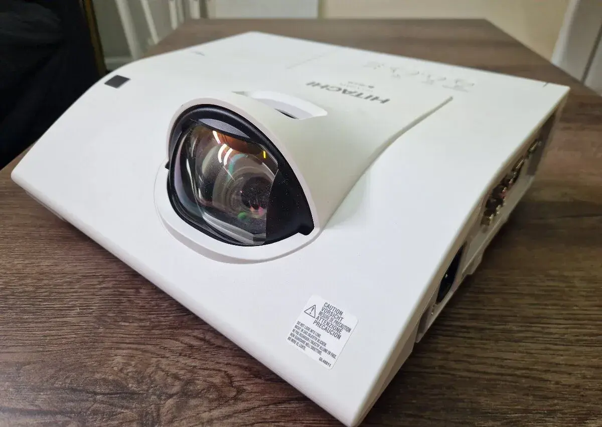 Hitachi CP-CX300WN + držiak na strop