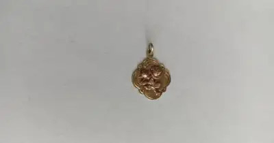 Zlatý prívesok 14kt (585) s ružami – 0,93g