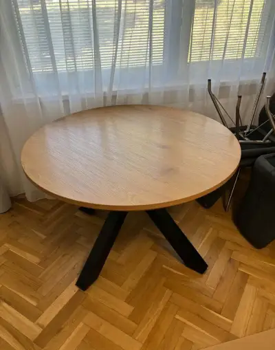 Stôl jedálenský
