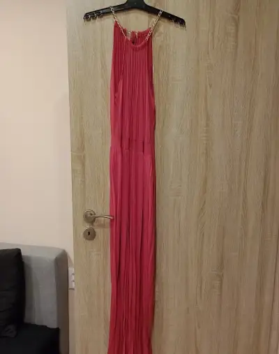 Červené šaty s retiazkou