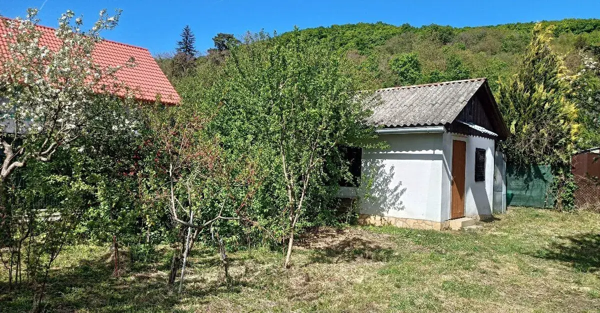Záhradu s murovanou chatkou Košice - Krásna