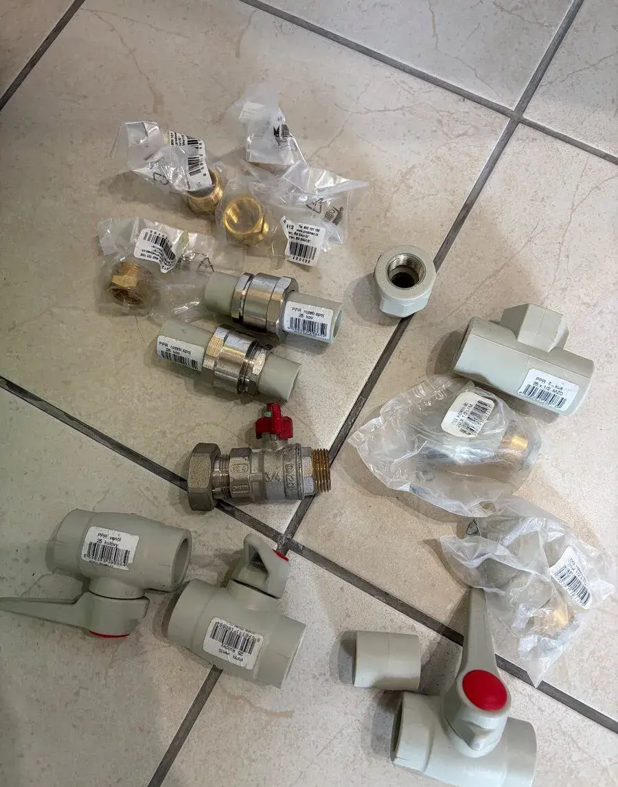Veľká sada inštalatérskeho materiálu PPR a mosadz – 2 plné t