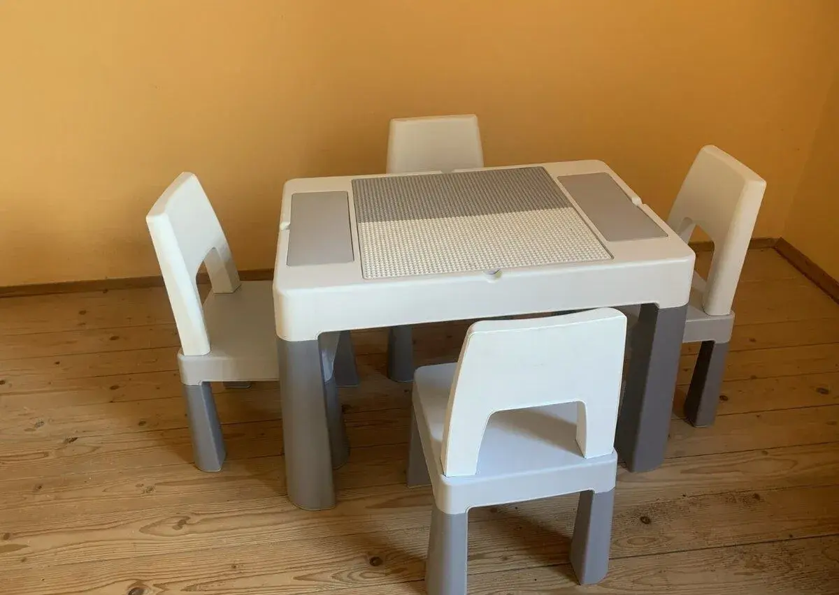 Detský stolík so 4 stoličkami, doska na LEGO / DUPLO kocky