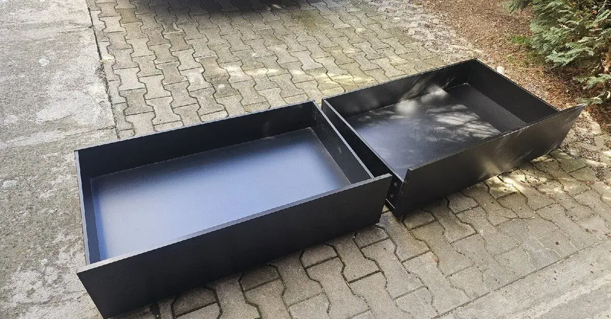 Čierne šuflíky pod ikea posteľ Malm
