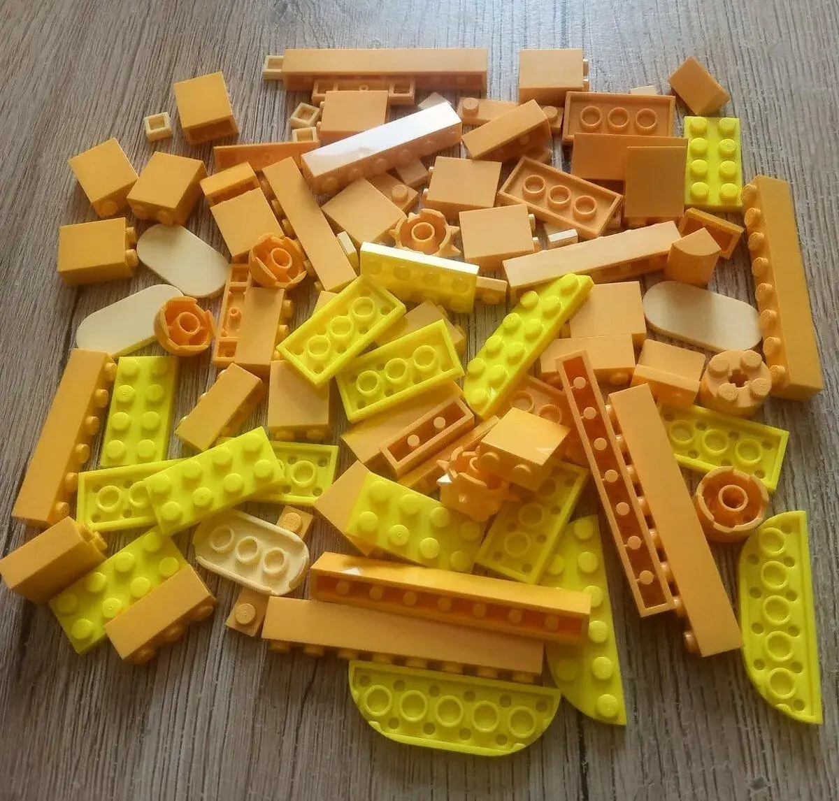 Lego originál diely, odtiene žltej, nehrané (90ks)