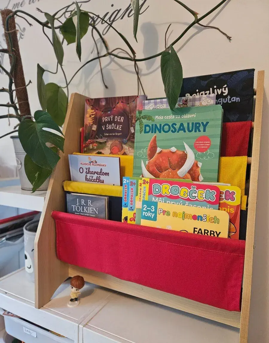 Drevená detská knižnica značky Kidktaft.