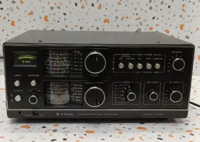 Kenwood _ komunikačný prijímač Trio R-300 z konca 70. rokov