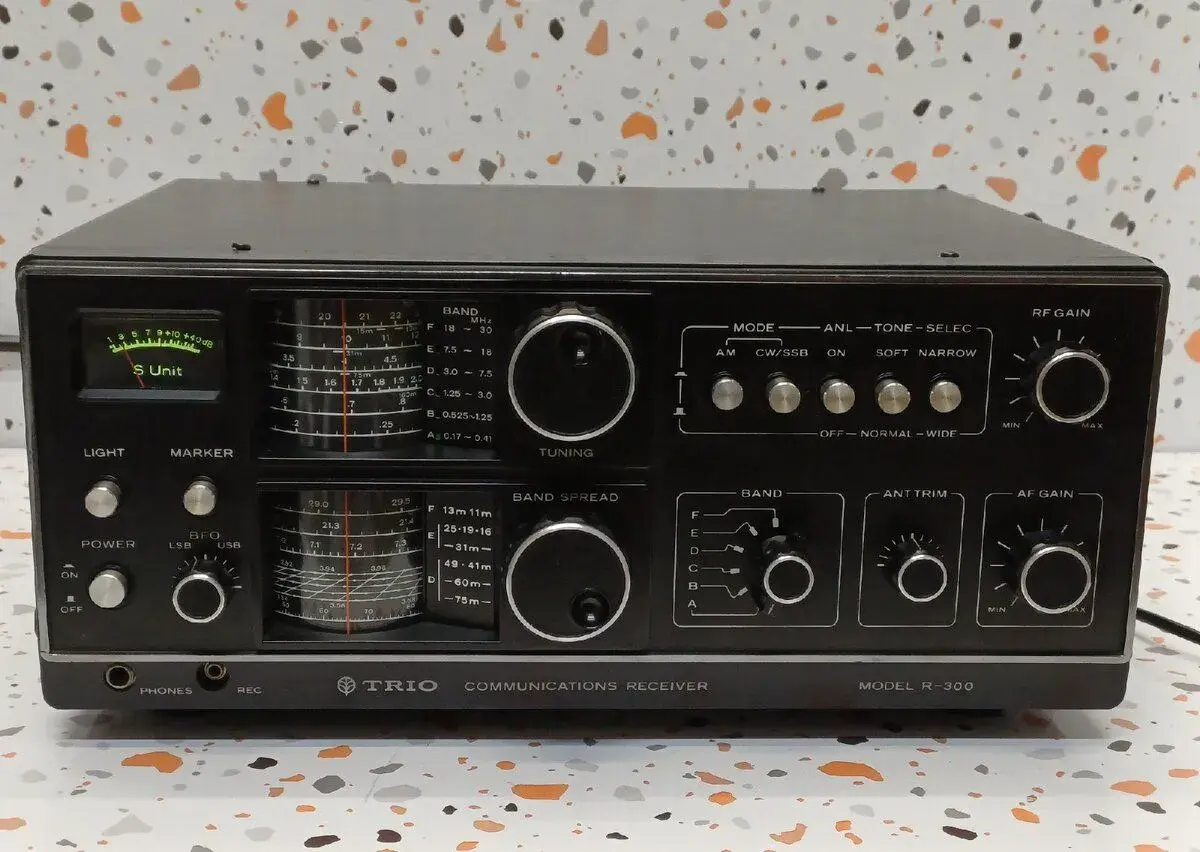 Kenwood _ komunikačný prijímač Trio R-300 z konca 70. rokov