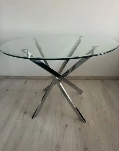 Jedálenský stôl