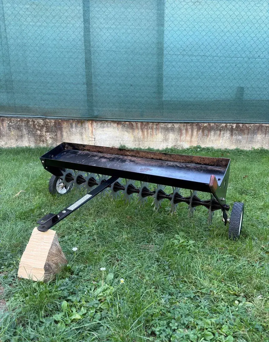 Tažený prevzdušňovač trávnika / aerátor za kosačku (100 cm)