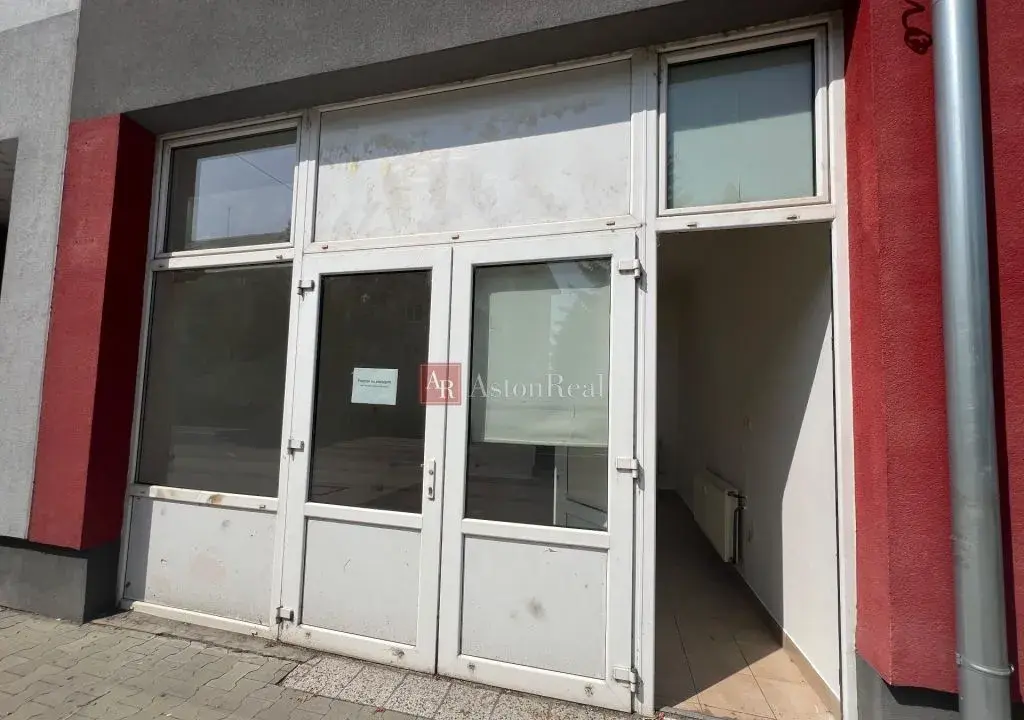Na predaj obchodný priestor 38m2 v centre mesta Púchov- 1. m
