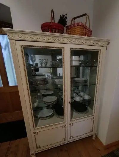 Zachovalý rustikálny nábytok v štýle Ľudovít