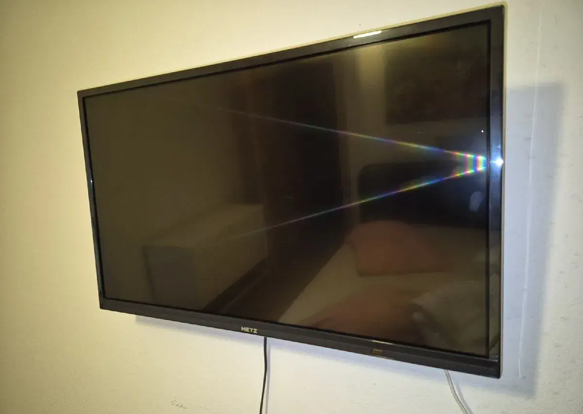 32" Full HD TV METZ 32E2X11A – výborný stav