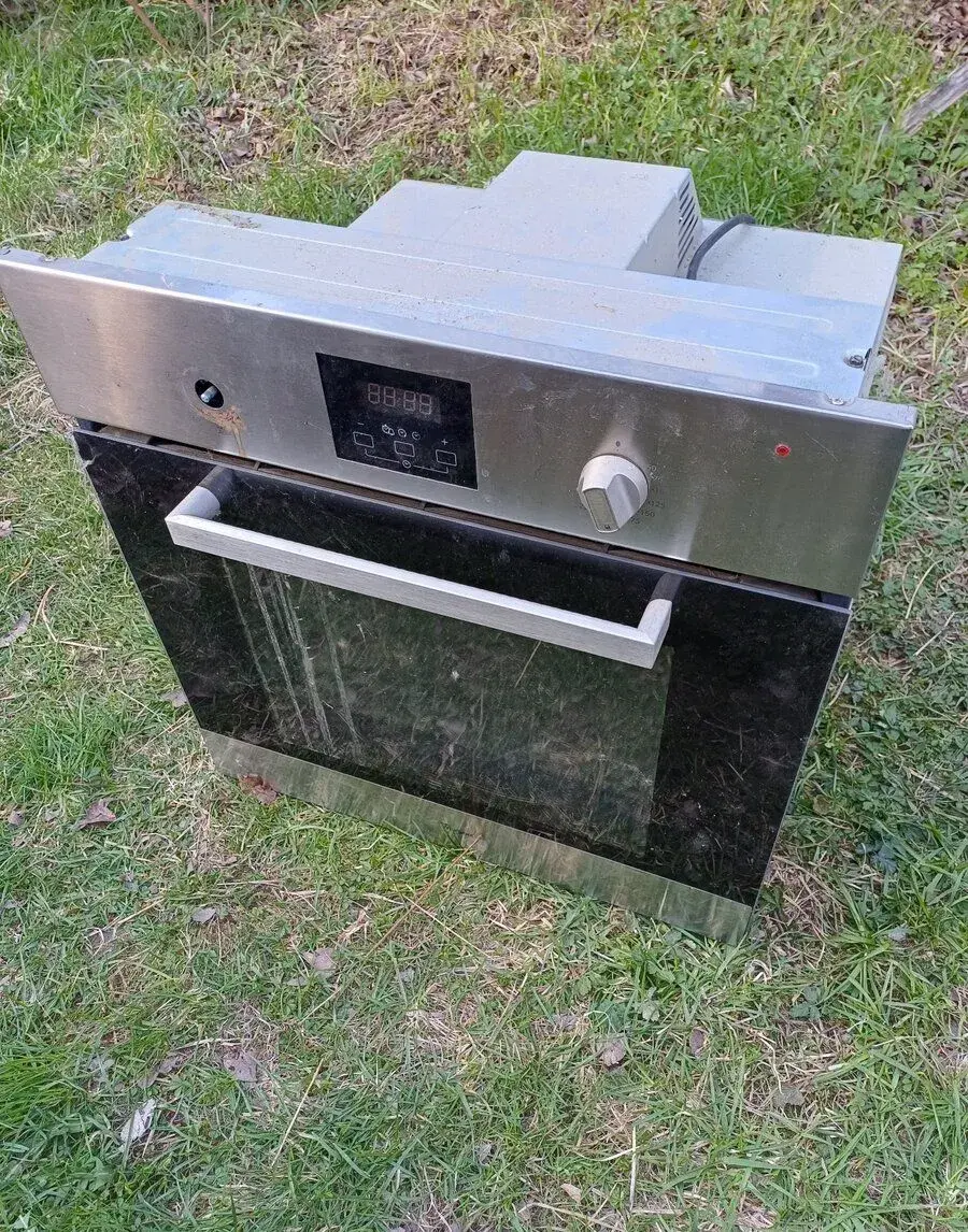 Whirlpool elektrickú rúru na pečenie.