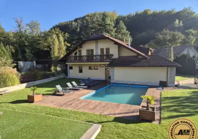 PRENÁJOM Rodinný dom s bazénom a záhradou - Žarnovica 1800m2
