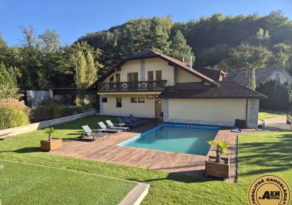 PRENÁJOM Rodinný dom s bazénom a záhradou - Žarnovica 1800m2