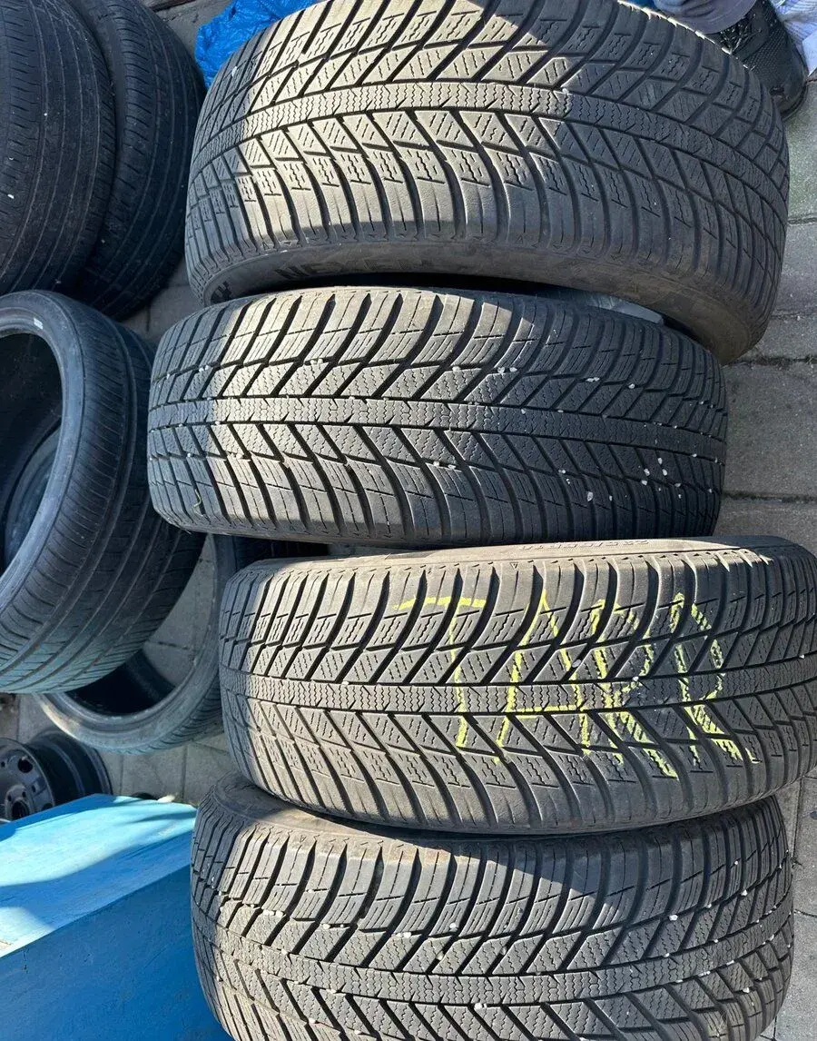 235/55 R18 celoročne Nexen