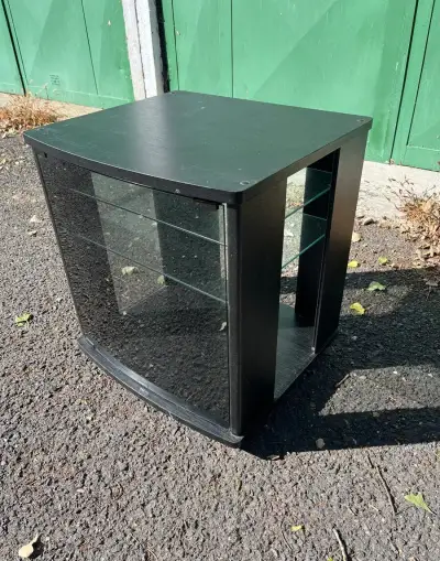 Darujem skrinku pod TV