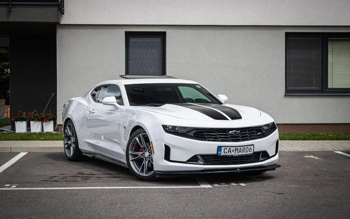 Camaro 2.0T 205 kW, Maxton doplnky, Strešné okno, pekný stav