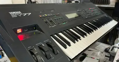 Syntetizátor Yamaha SY77 + USB čítačka