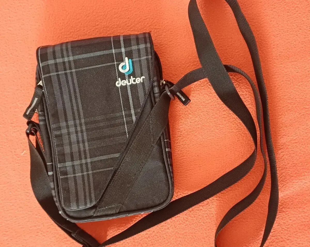 DEUTER crossbody taška a ZADARMO k nej športová taška
