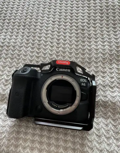 Canon EOS R6 + SmallRig klietka + 3 batérie