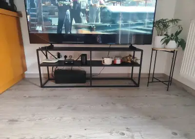 Stolík pod tv