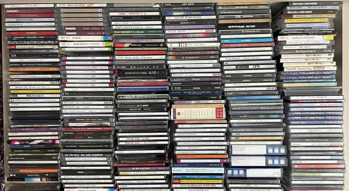 Zbierku cca 750 CD, rock, pop, jazz, klasika