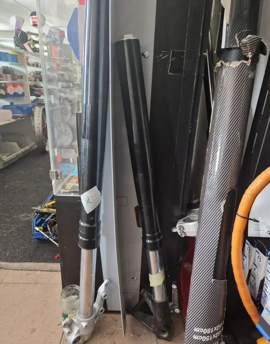 Predné aj zadné tlumiče na moto