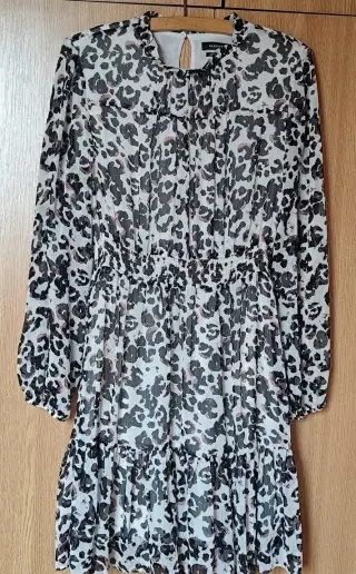 Šaty s leopardím vzorom