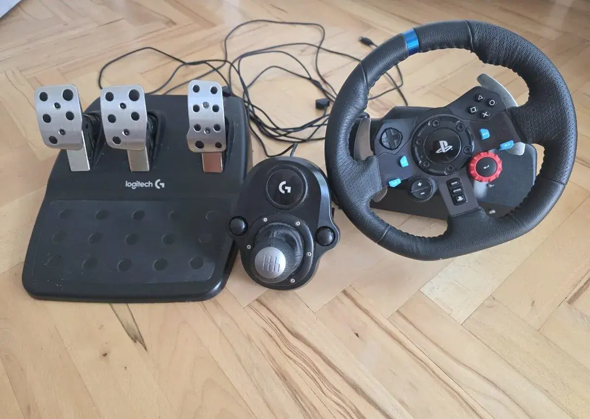 Logitech G923 herný volant s pedálmi a pákou