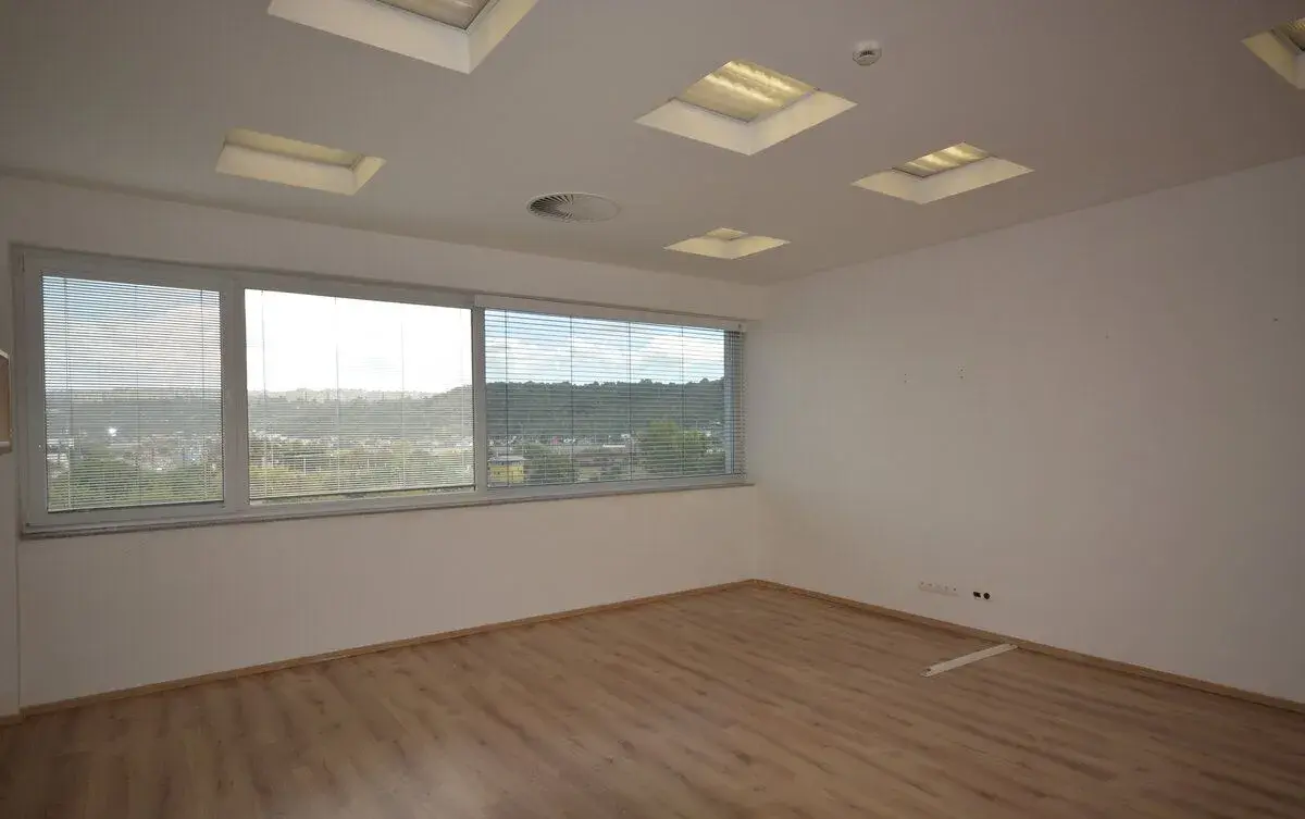 Priestranná kancelária - 35 m2 - v centre mesta