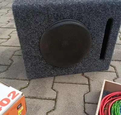 Subwoofer v BOXE JBL+zosilovač